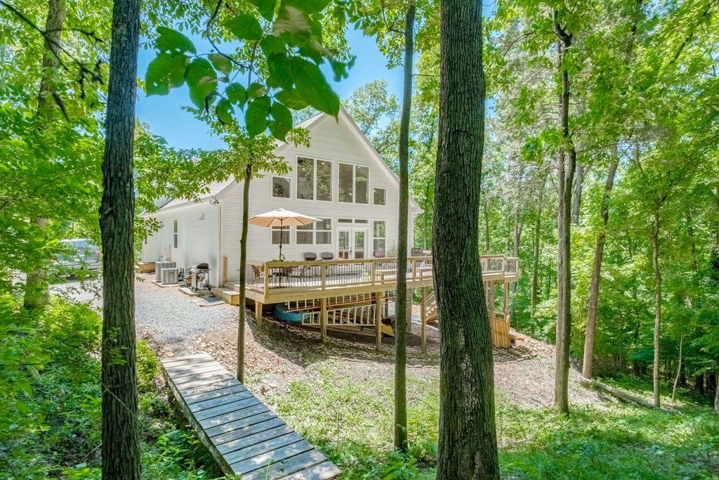 Tennessee light house - White House with windows surrounded by trees